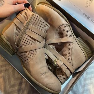 Life stride tan booties